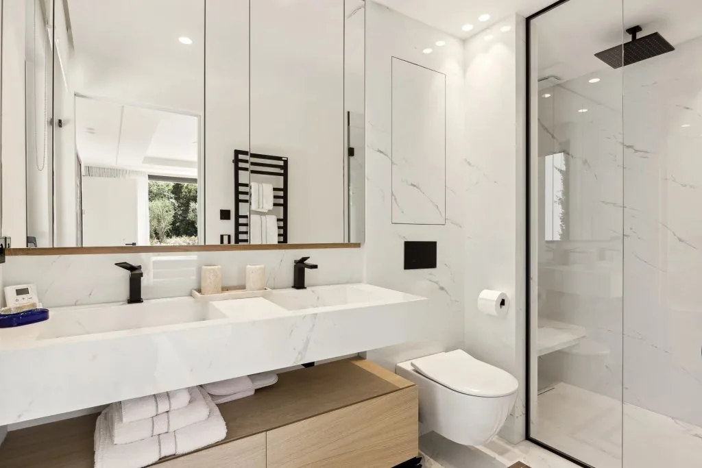 Salle de bain marbre avec double vasque, WC suspendu et douche italienne