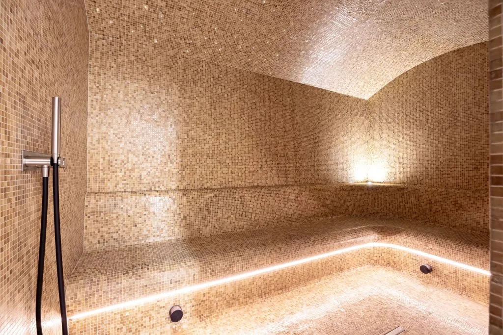 Hammam mosaïque cuivre avec douche pluie et éclairage LED