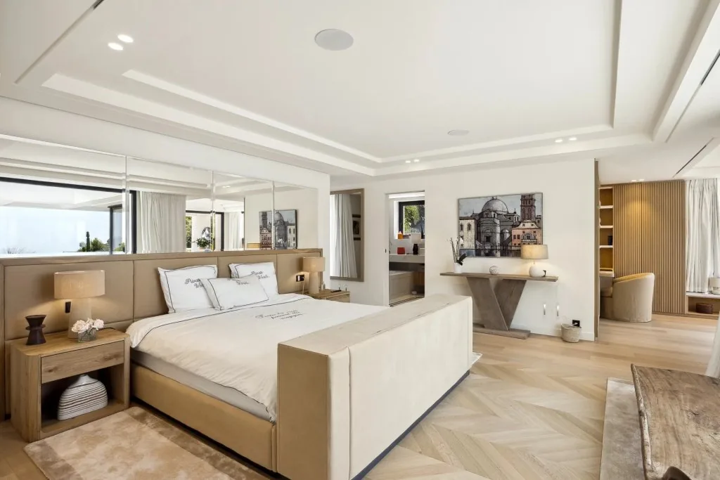 Suite parentale avec lit central, parquet chevron et oeuvres d'art Rome