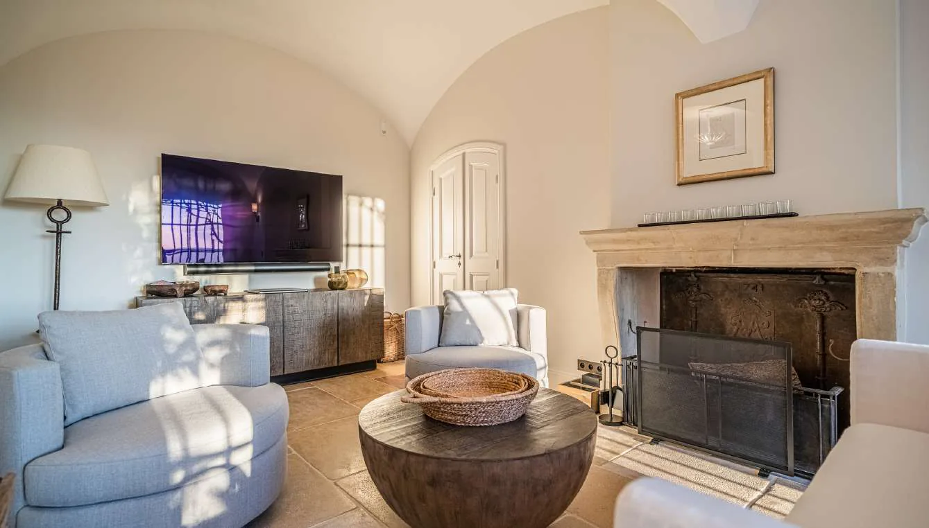 Salle de bain papier peint palmiers avec douche ardoise et baignoire encastree