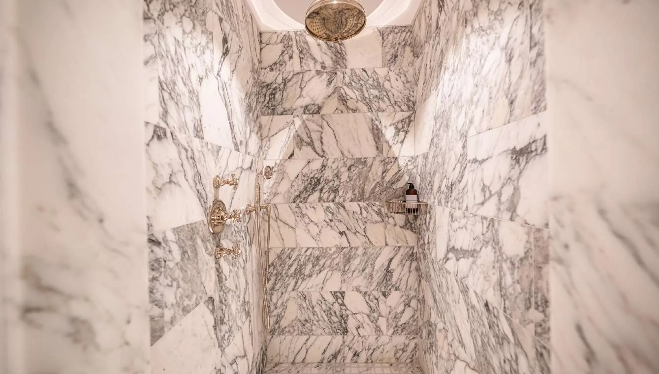 Salle de bain papier peint palmiers avec vanity double et miroir