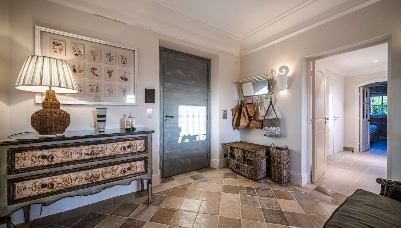 Chambre suite avec doubles portes vitrees, baignoire ilot et art mural