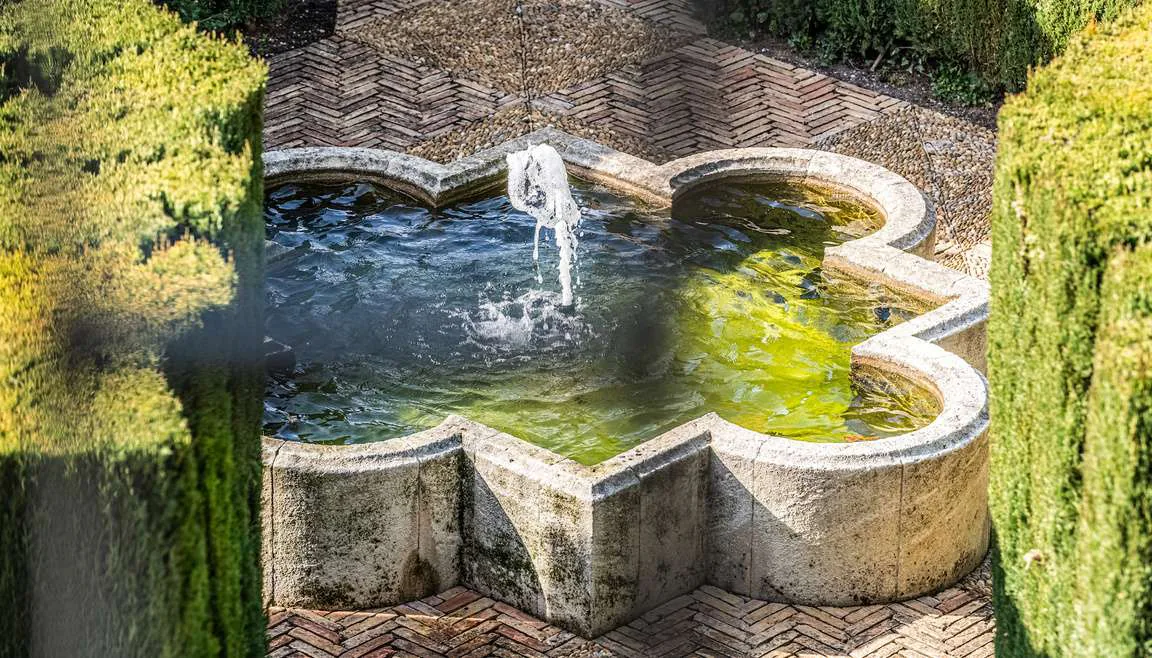 Allee de cypres avec jet d'eau et fontaine centrale
