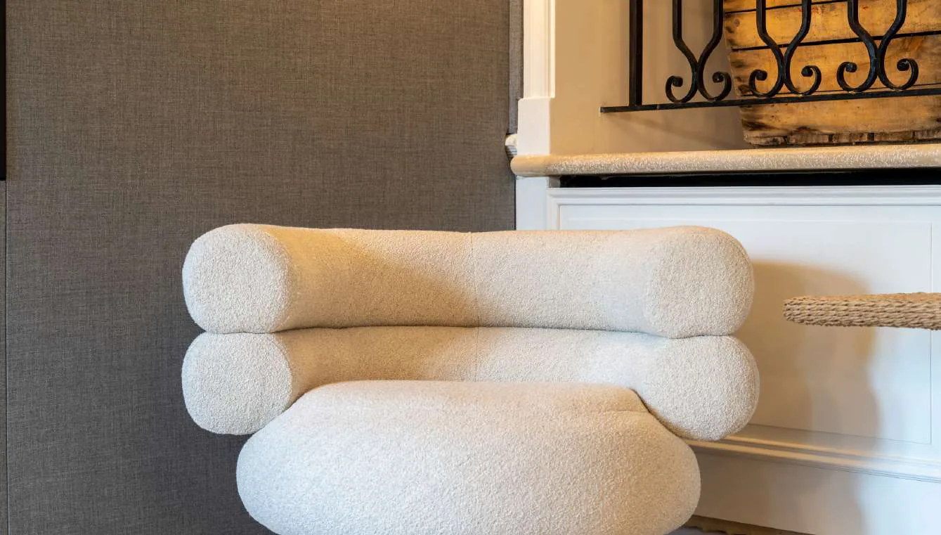 Salle de bain invites avec double vasque, douche italienne et seche-serviette