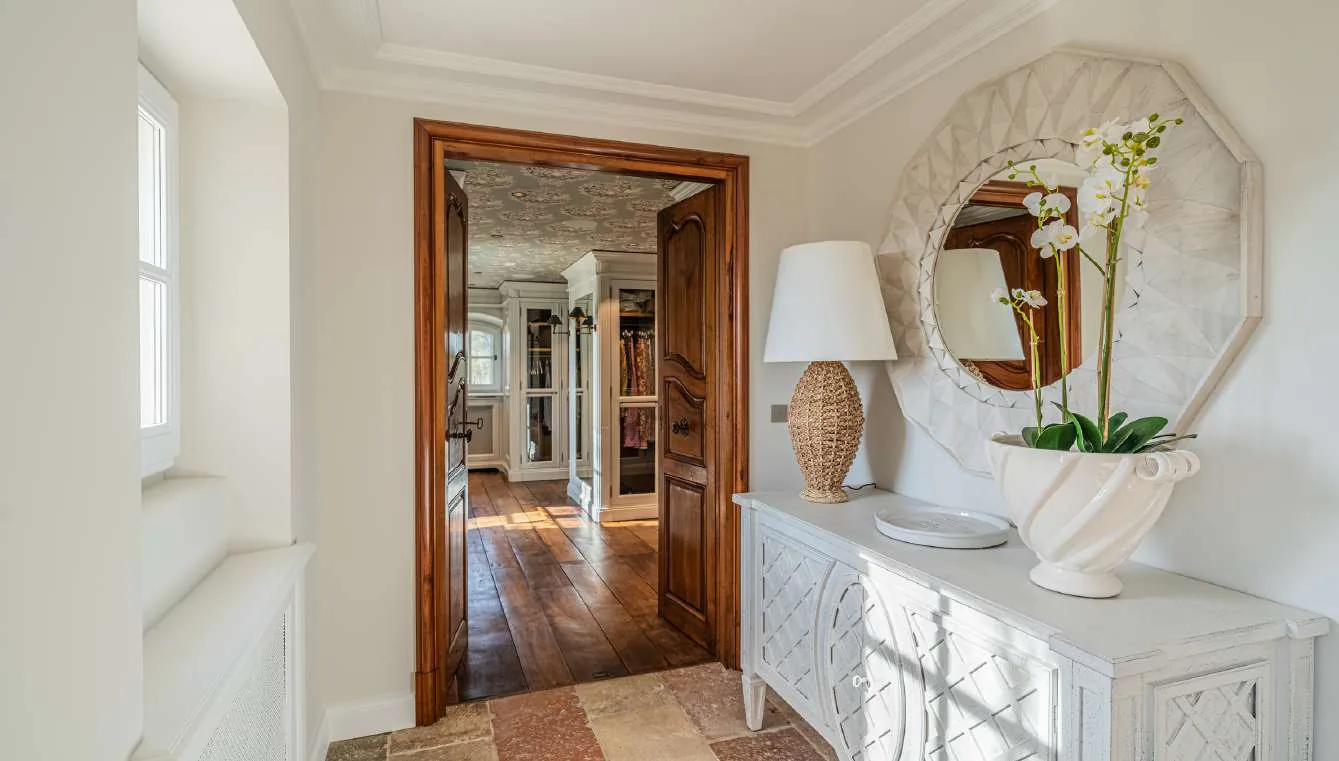 Vue plongeante du palier sur l'escalier en pierre
