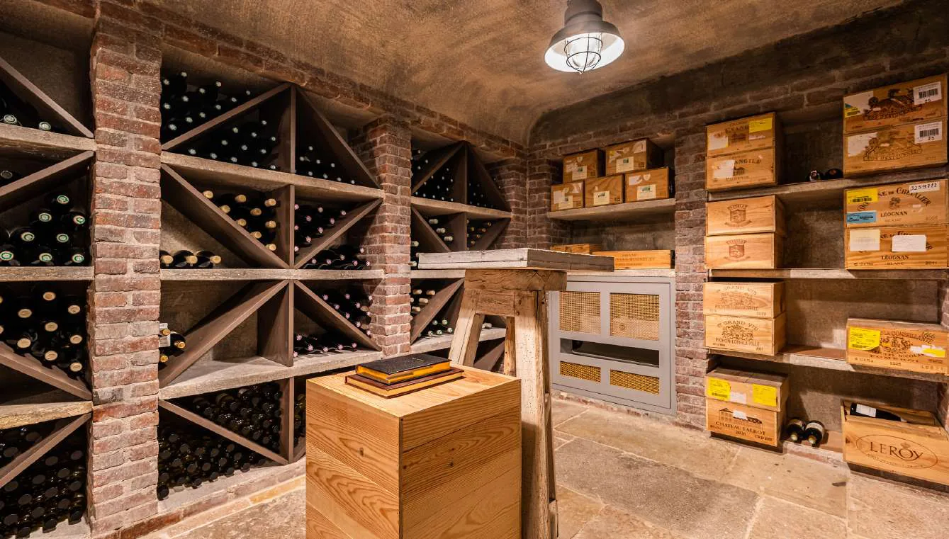 Couloir de la cave a vins voutee en briques avec tonneau