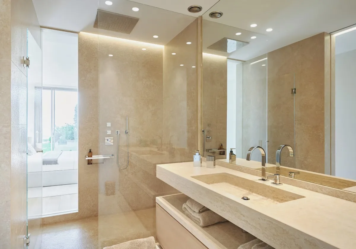 Salle de bain travertin beige et douche italienne plafond pluie