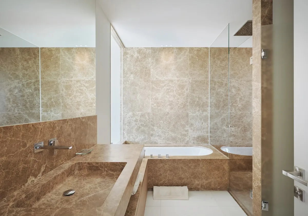Salle de bain marbre brun emperador avec baignoire encastrée