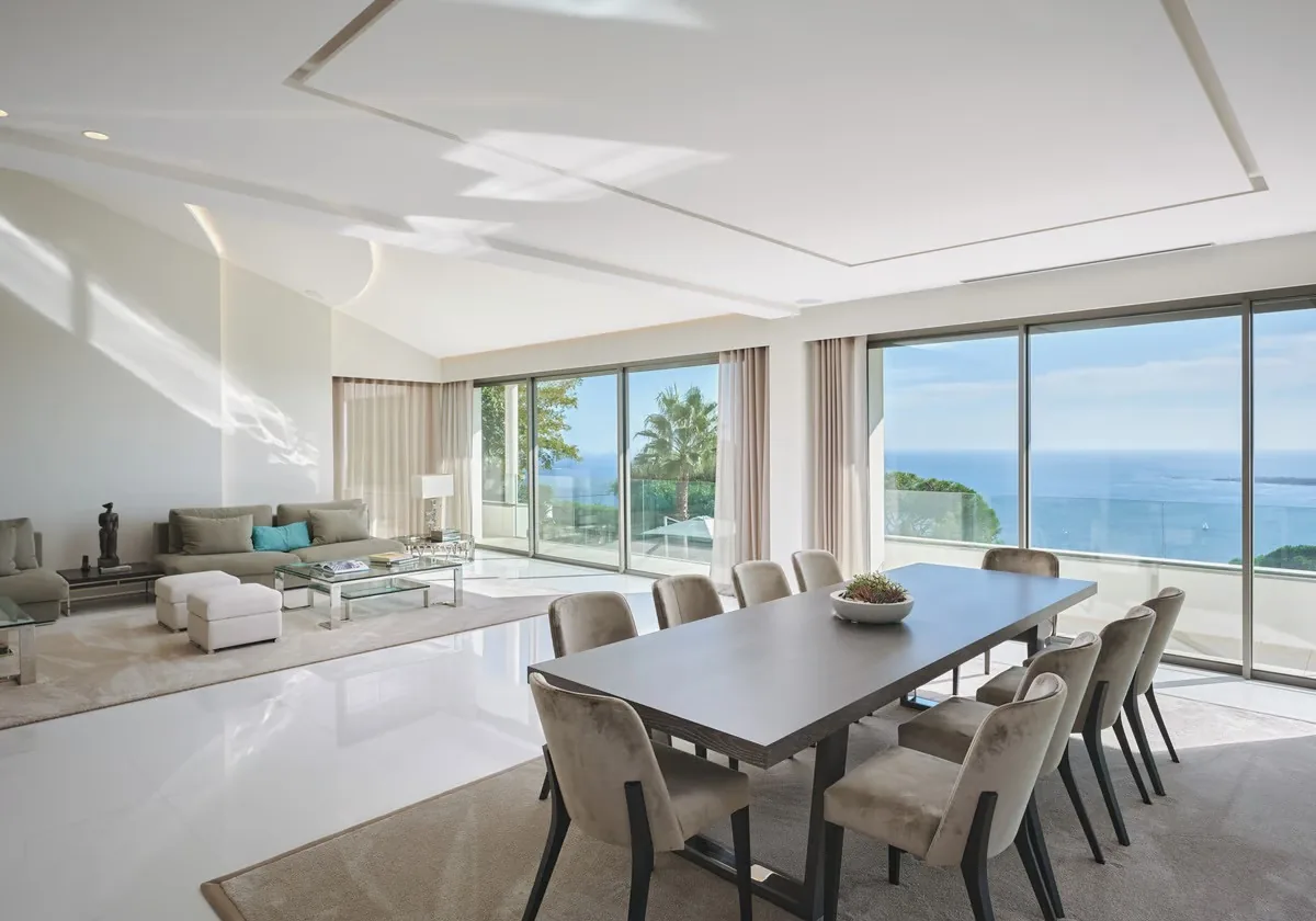 Salle à manger ouverte sur le salon avec vue baie de Cannes
