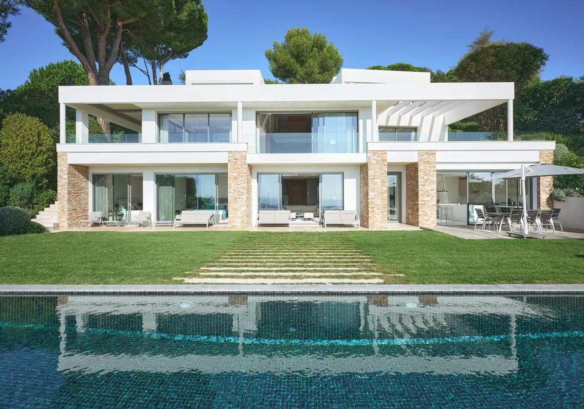 Façade contemporaine pierre blonde et piscine à débordement