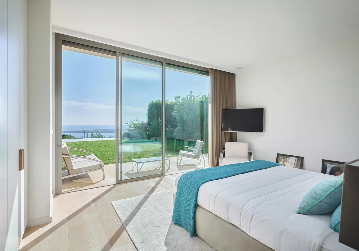 Chambre invités turquoise avec accès jardin et vue mer