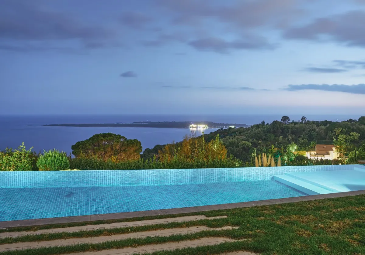 Piscine illuminée à l'heure bleue face aux îles de Lérins