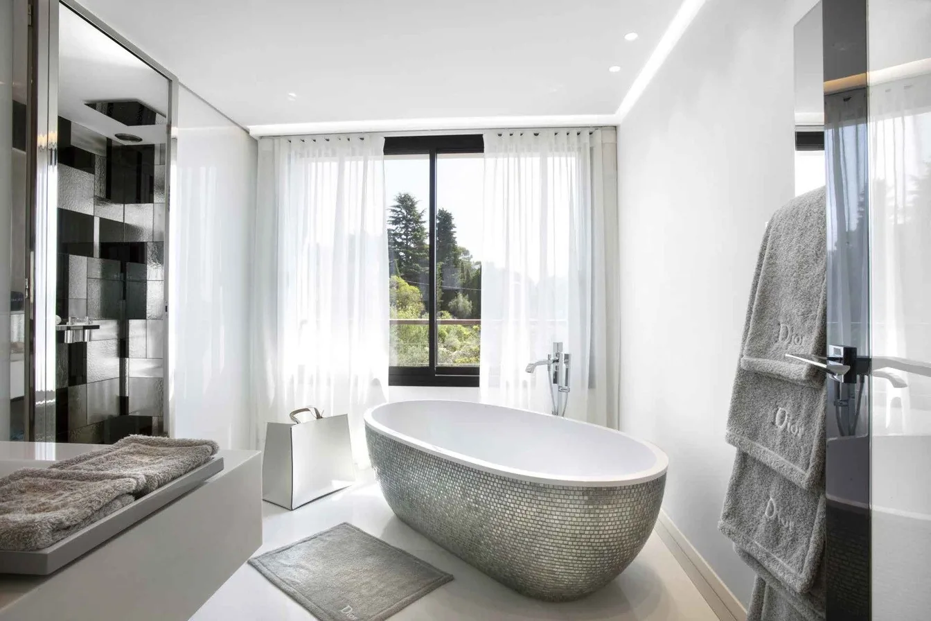 Salle de bain marbre et baignoire mosaïque argentée