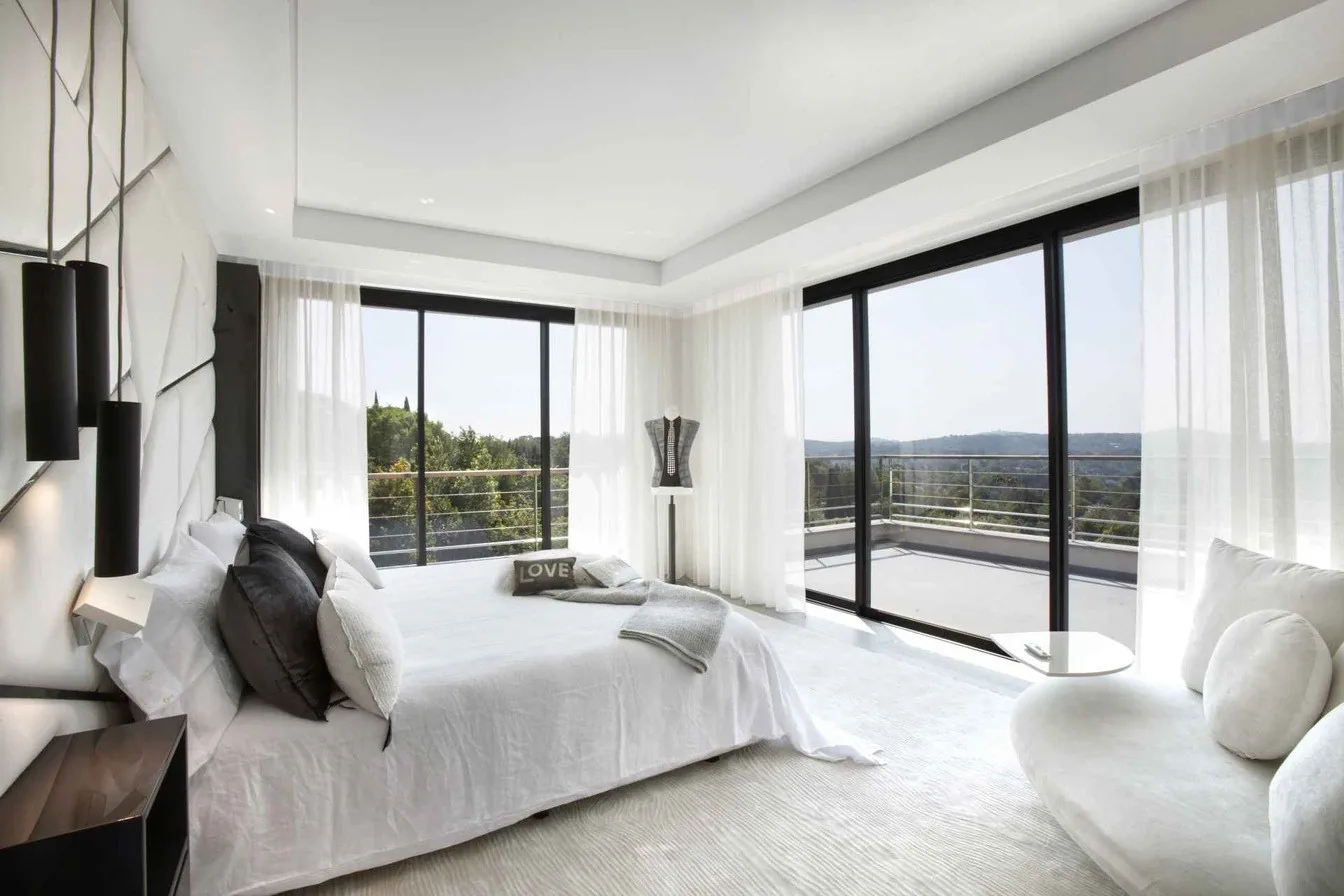 Chambre invités vue jardin et terrasse privée