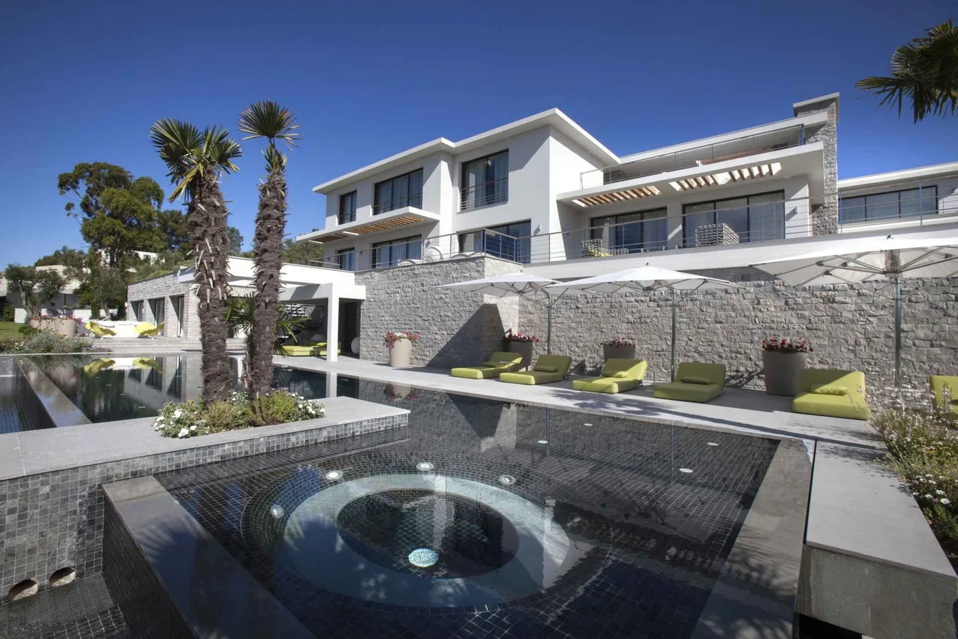 Façade contemporaine, piscine à débordement et jacuzzi