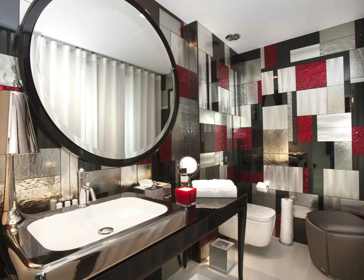 Toilettes invités carrelage damier rouge et argent