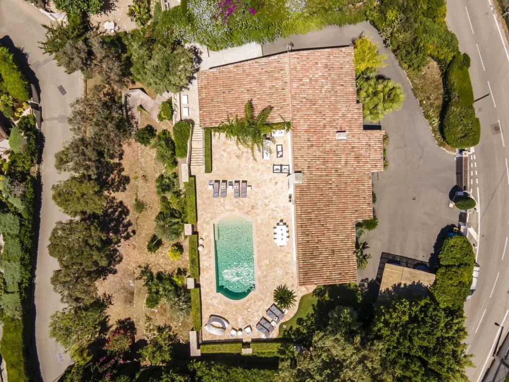 Vue aérienne plongée sur la villa, la piscine et les jardins