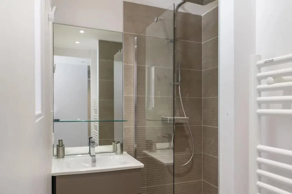 Salle de bain douche italienne et radiateur sèche-serviettes