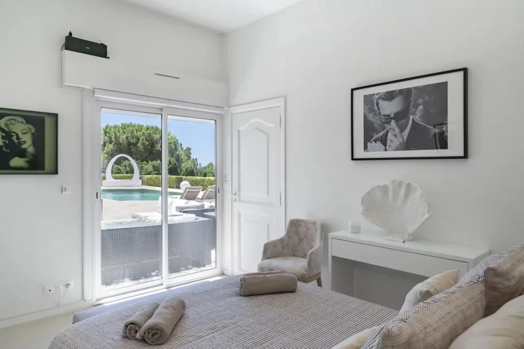 Chambre thème Marilyn avec accès piscine et photos noir et blanc