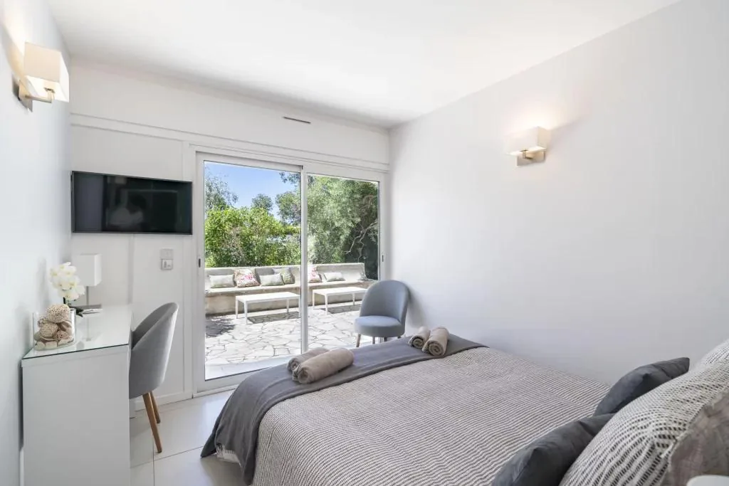 Chambre avec TV et accès terrasse banquettes pierre