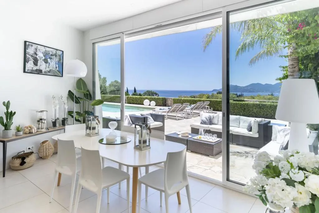 Salle à manger intérieure avec accès direct piscine et terrasse