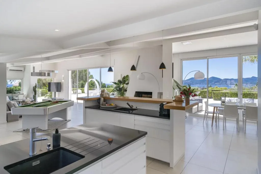 Cuisine ouverte sur salon billard et baies vue mer