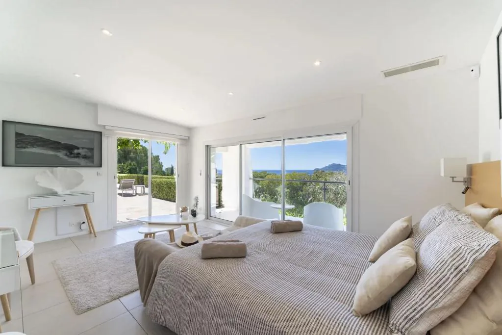 Suite parentale avec lit king size et vue mer panoramique
