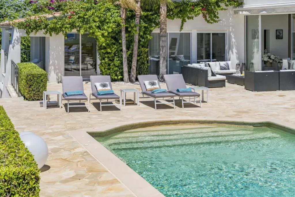 Piscine et bains de soleil côté terrasse principale