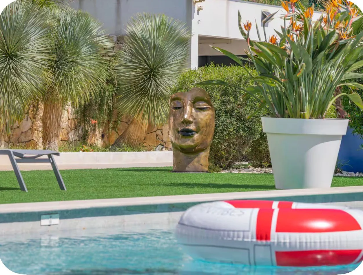Piscine et transats