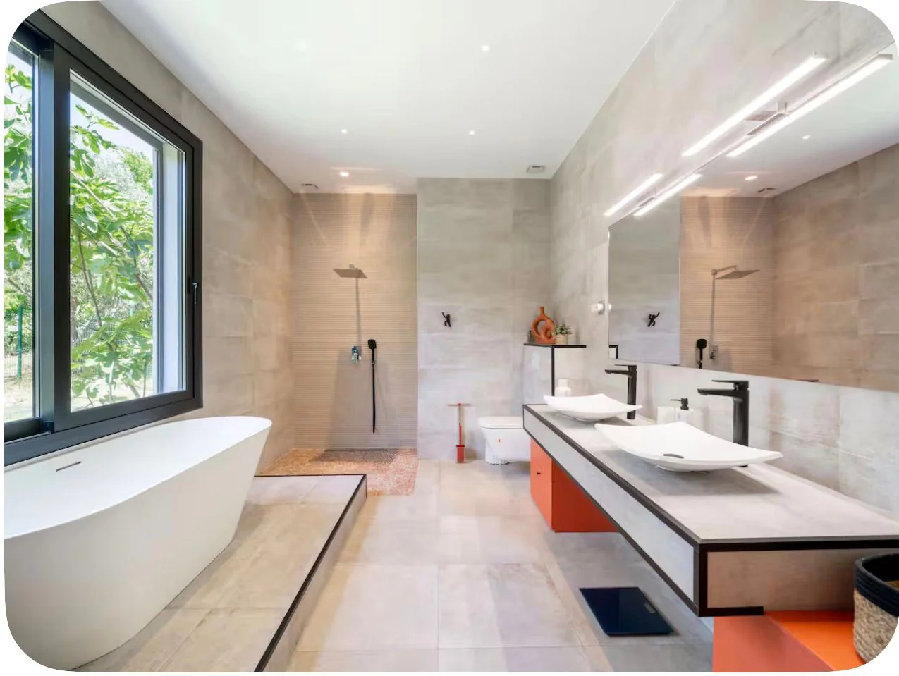 Salle de bain en marbre avec baignoire îlot