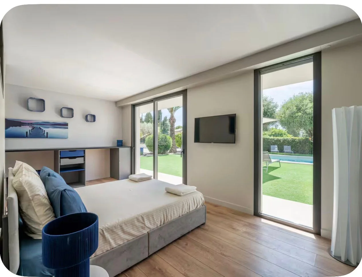 Salon avec vue sur le jardin