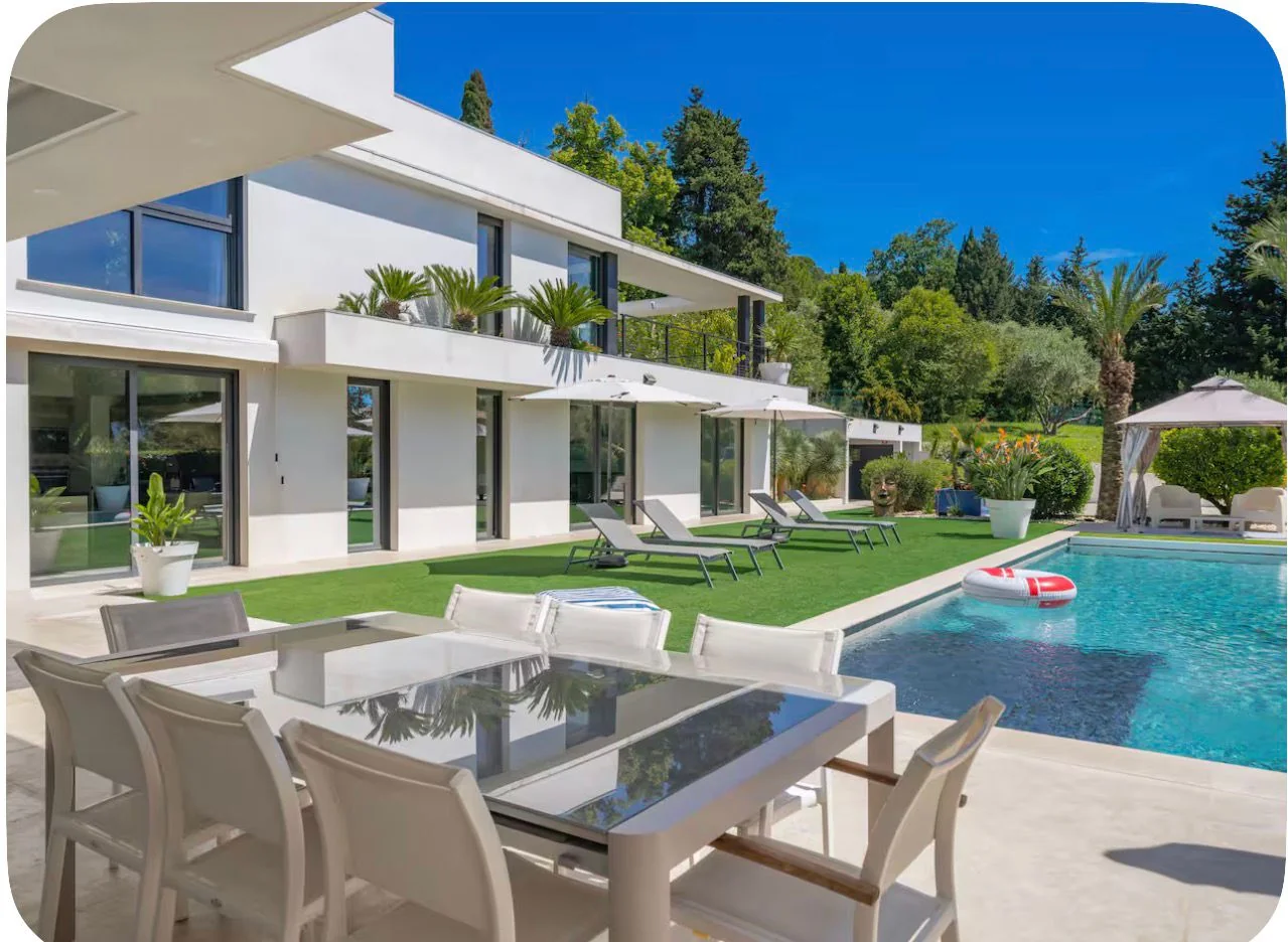 Terrasse, table à manger et piscine