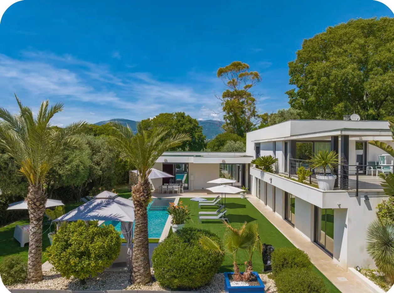 Vue aérienne de la villa et de la piscine