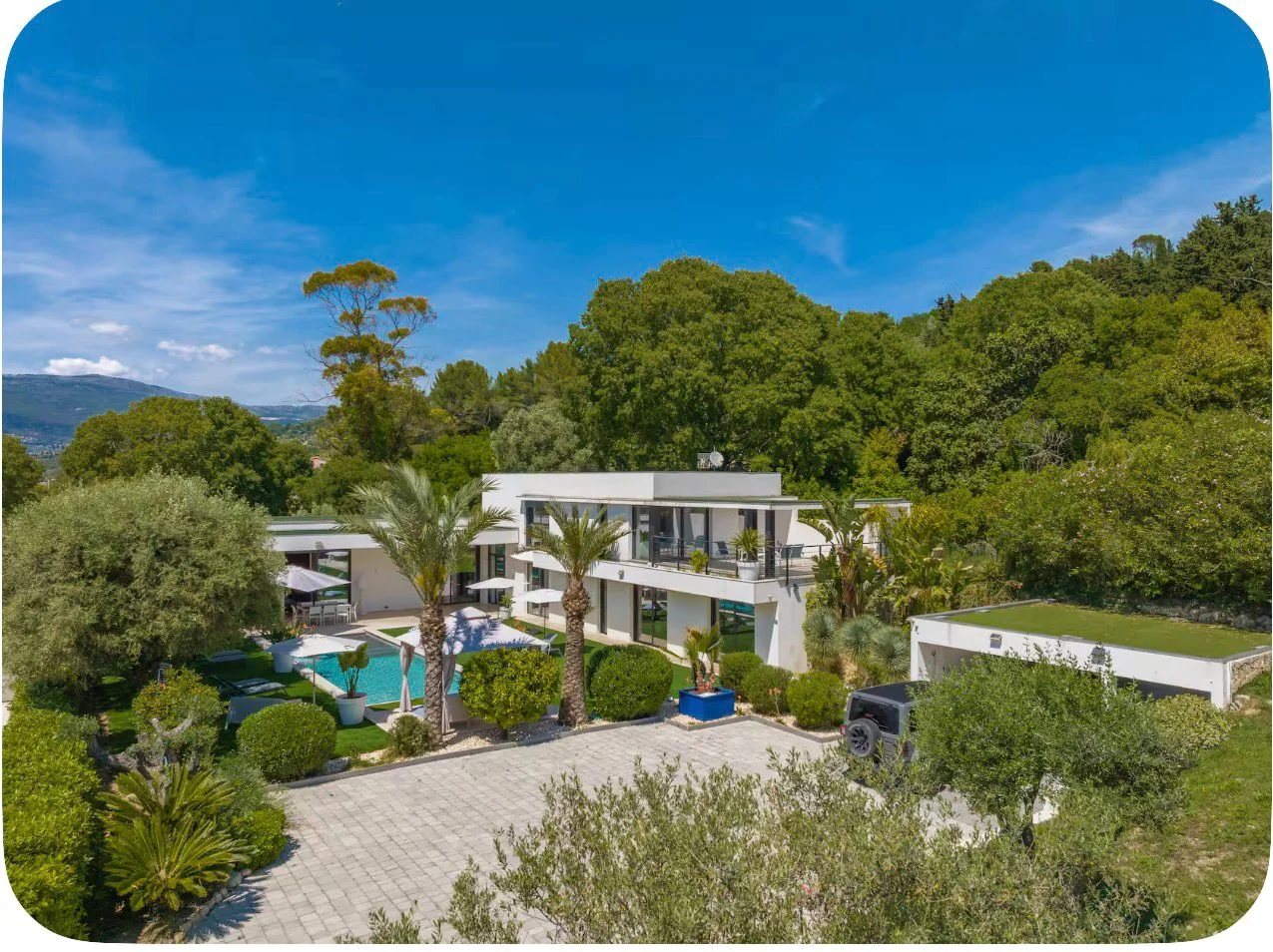 Vue aérienne de la villa dans la verdure