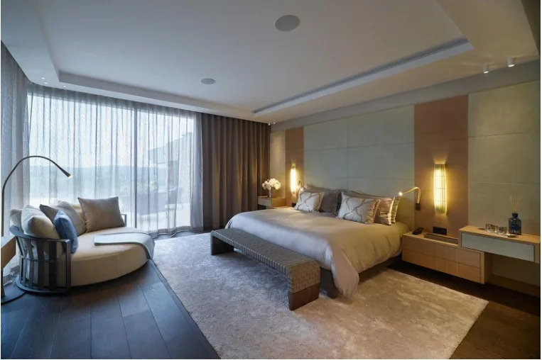 Chambre invités lumineuse avec banquette ovale design