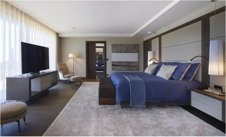 Chambre maître avec linge bleu nuit et vue jardin