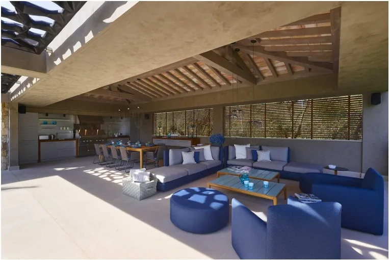 Cuisine d'été couverte avec BBQ et salon extérieur