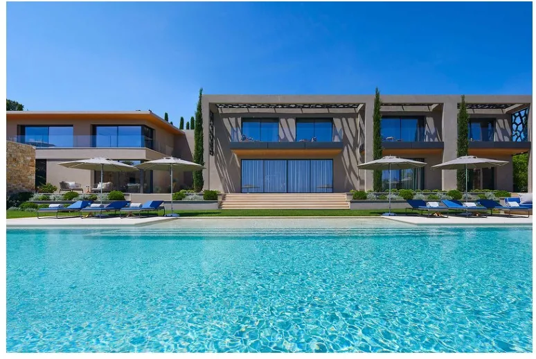 Piscine vue façade, cyprès et claustra sculpté
