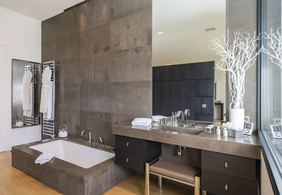 Salle de bain beton cire, baignoire encastree