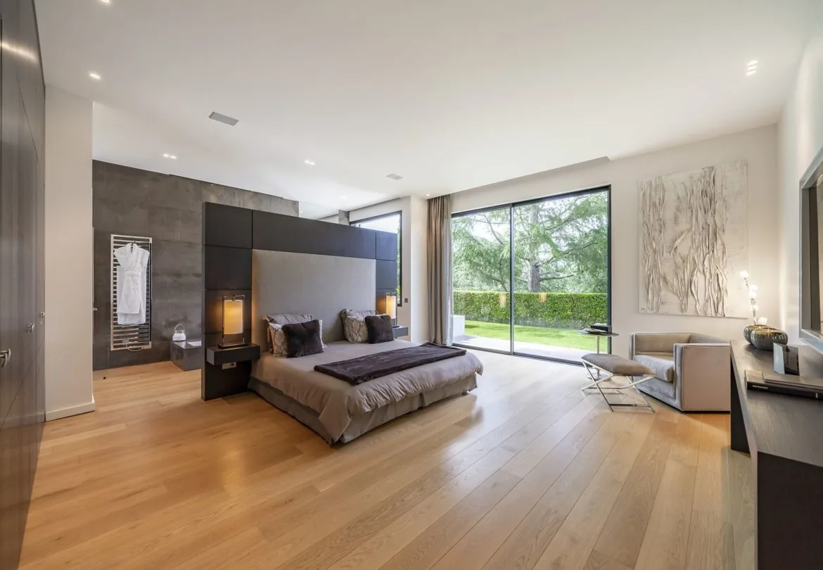 Chambre bois clair, baie sur jardin