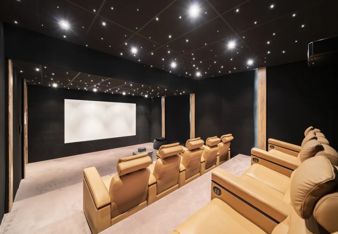 Salle de cinema, ecran et fauteuils