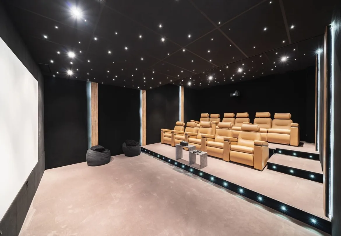 Salle de cinema, vue laterale et plafond etoile