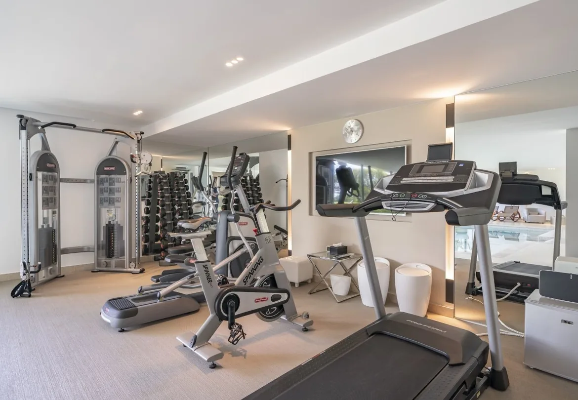 Salle de sport, machines de cardio et musculation