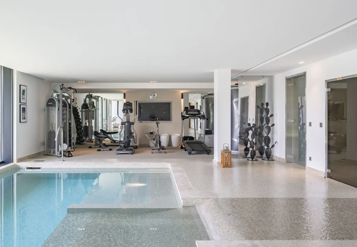 Salle de sport et piscine interieure