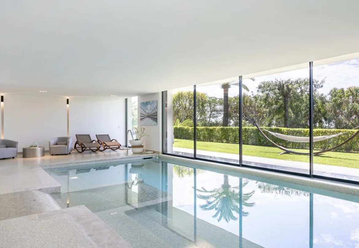 Piscine interieure ouverte sur jardin