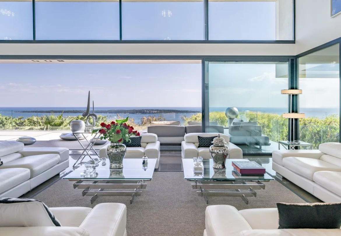 Salon et salle a manger vue mer