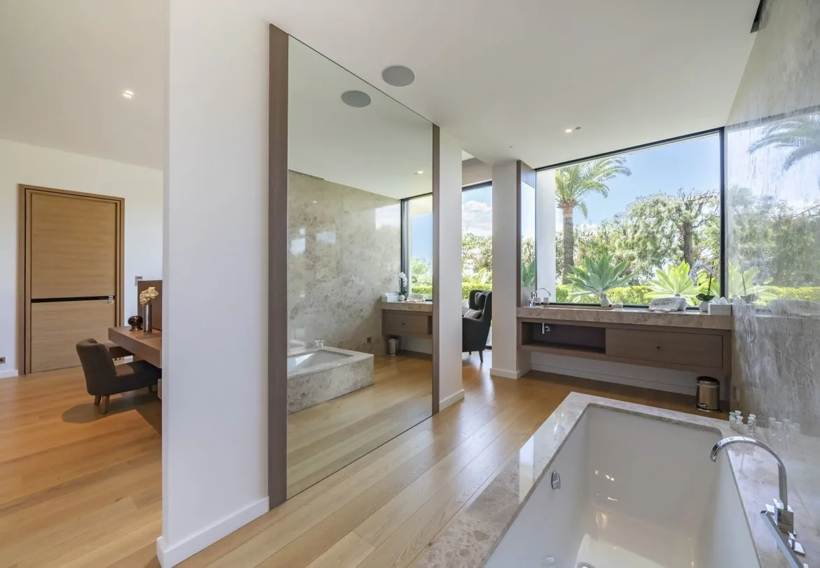 Salle de bain master avec baignoire vue jardin