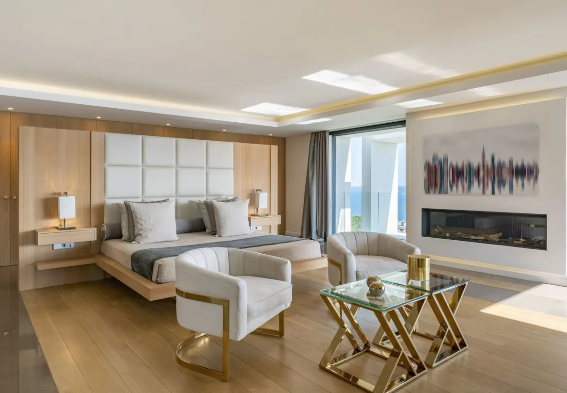 Suite avec details dores et tete de lit capitonnee