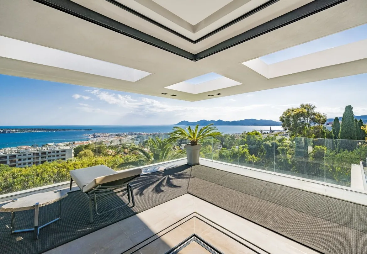 Terrasse avec puits de jour, vue baie de Cannes