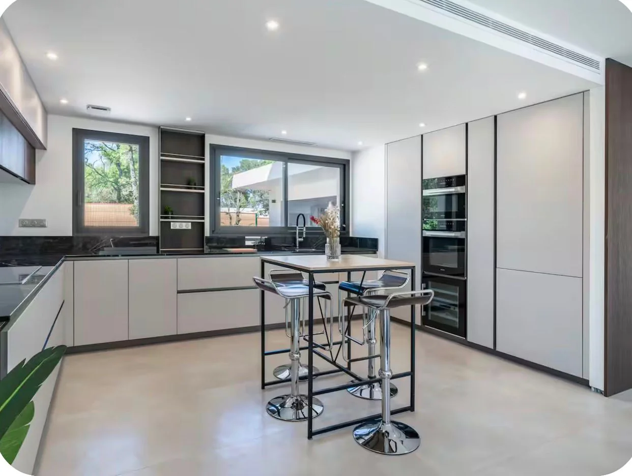 Kitchen with central island